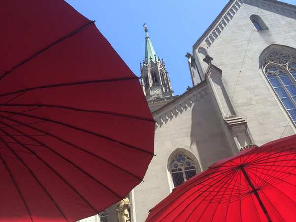 red_umbrellas_1